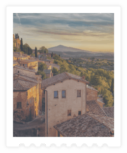 Scorcio di paese di montagna in cornice francobollo